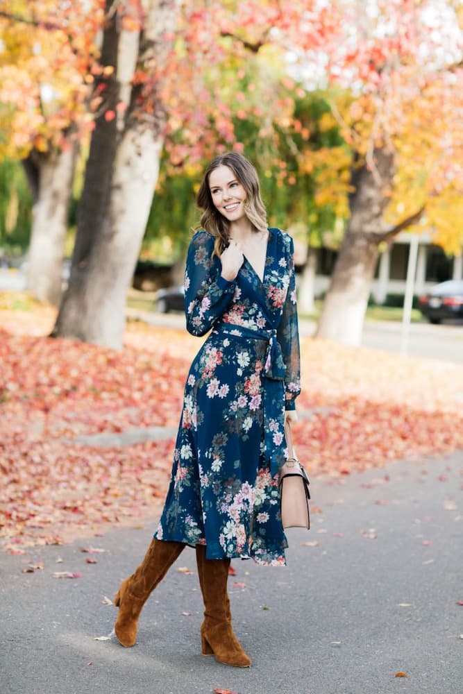 bota marrom para look com vestido floral midi 