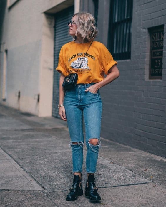 bota preta para look com calça jeans e camiseta estampada