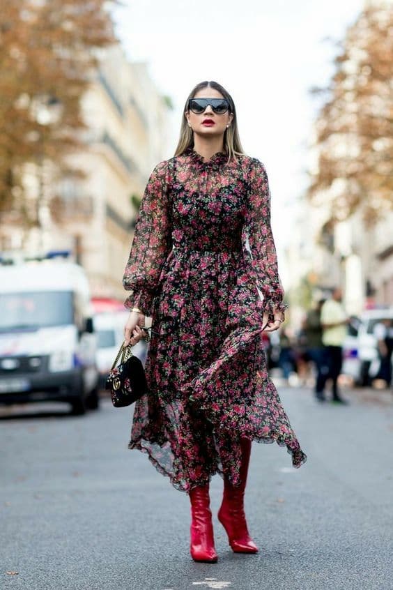 bota vermelha para look com vestido de manga longa floral 