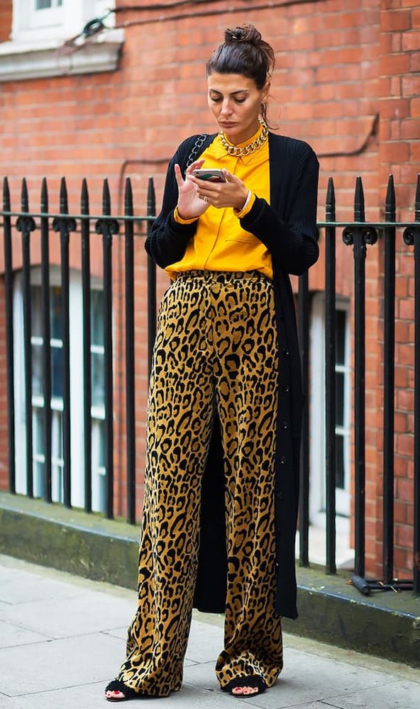 camisa amarela para look com calça animal print e casaco preto