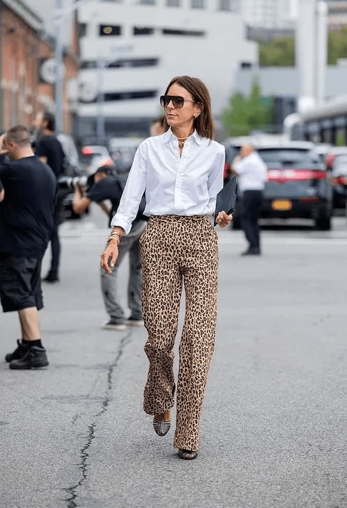 camisa branca para look com calça animal print para trabalhar 