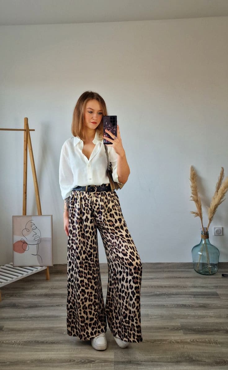 camisa branca para look com calça pantalona animal print