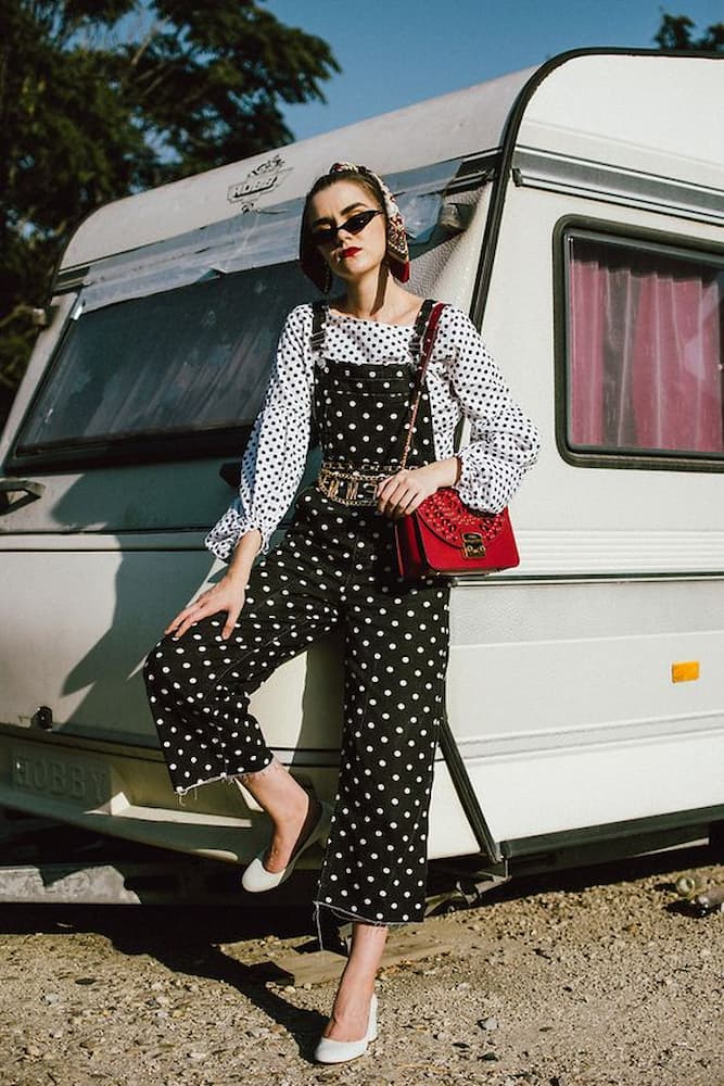 camisa de poas para look com macacão de poás