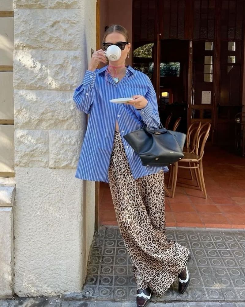 camisa listrada azul para look com calça com estampa animal print