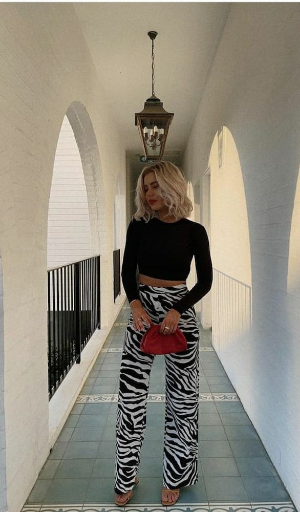 cropped preto para look com calça de animal print zebrada 