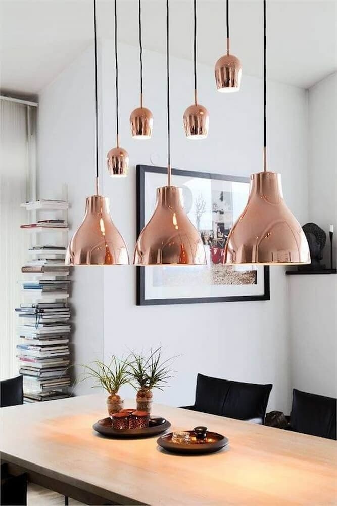 decoração de sala de jantar com luminária rose gold