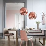 decoração rose gold para sala de jantar com luminária redonda