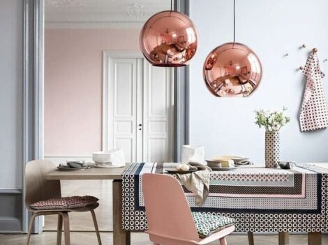 decoração rose gold para sala de jantar com luminária redonda