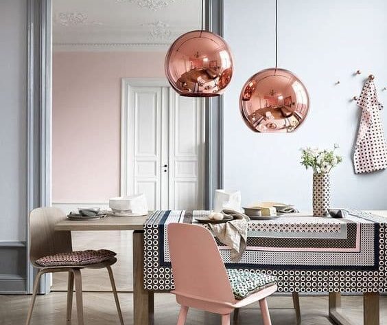 decoração rose gold para sala de jantar com luminária redonda