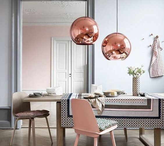 decoração rose gold para sala de jantar com luminária redonda