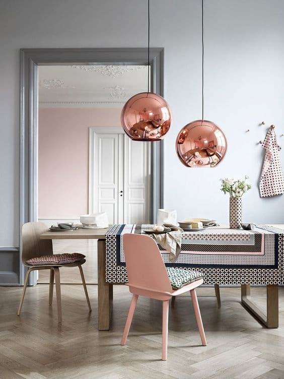 decoração rose gold para sala de jantar com luminária redonda 