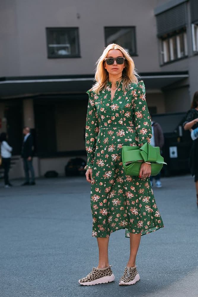 estampa floral para look com vestido de manga longa midi