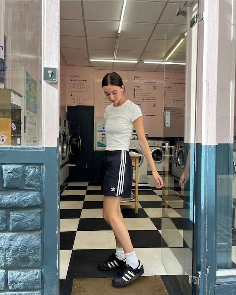 estilo adidas para look preto e branco com tênis e shorts 