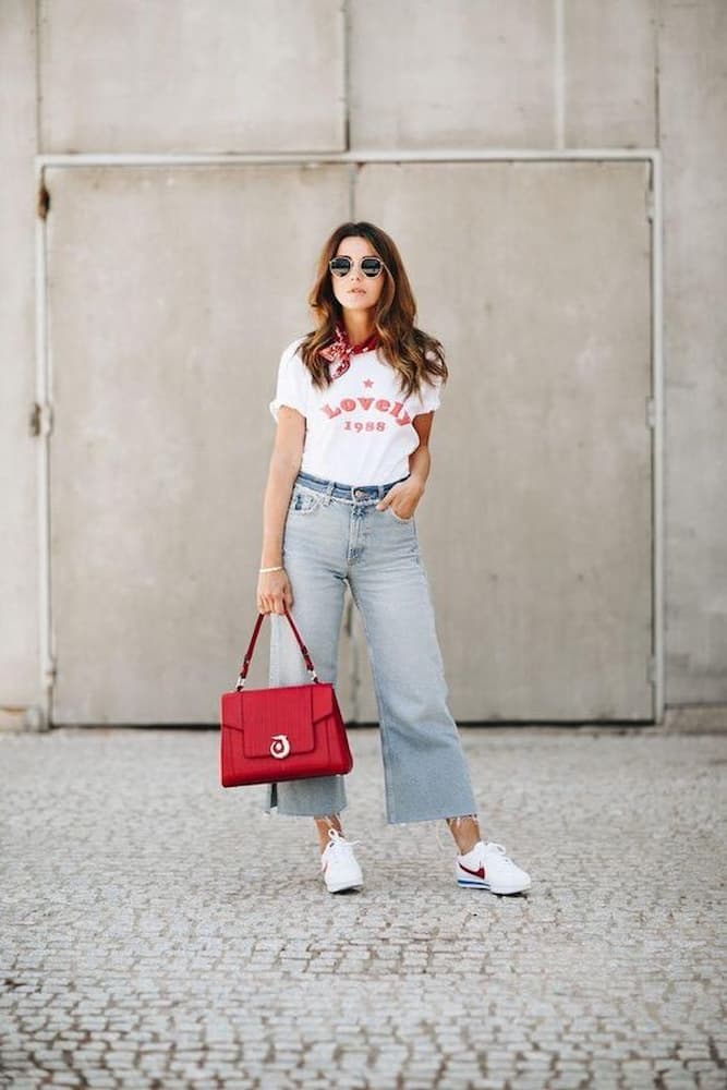 lenço no pescoço para look com calça jeans camiseta e tênis