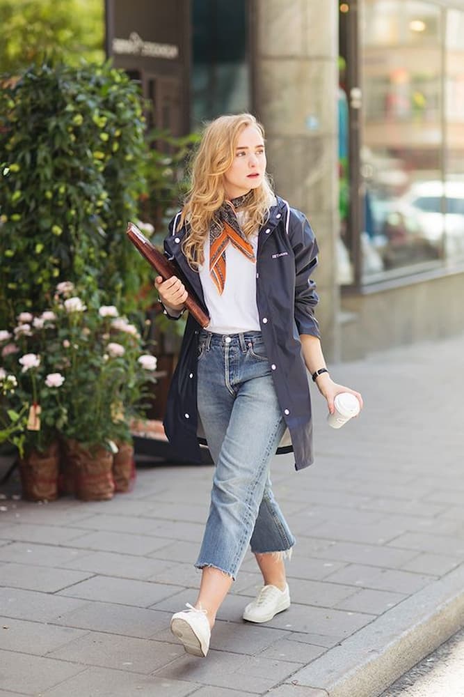 lenço no pescoço para look com camiseta branca e calça jeans