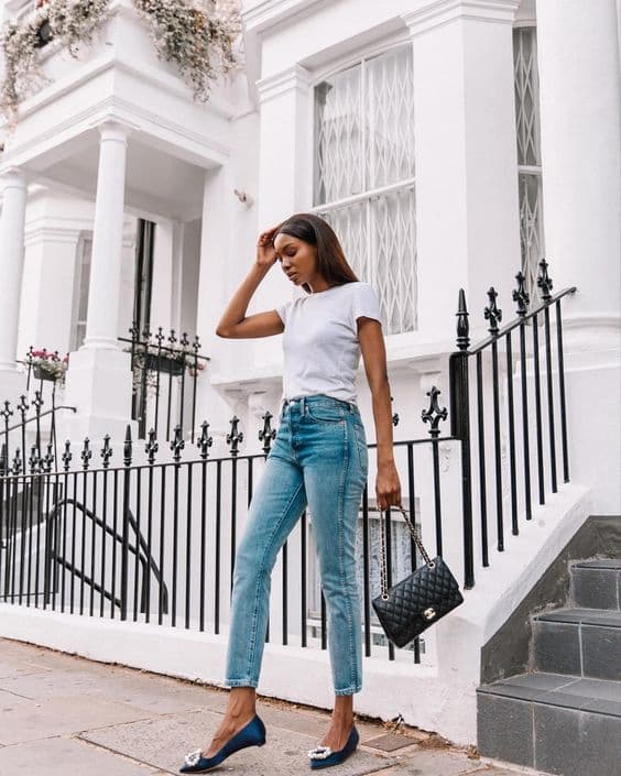 look calça jeans e camiseta branca com sapatilha azul