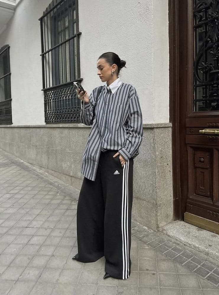 look com calça adidas preta e camisa oversized 