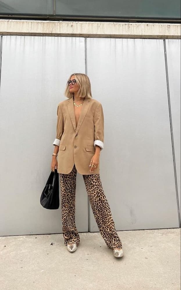 look com calça animal print de oncinha e blazer bege