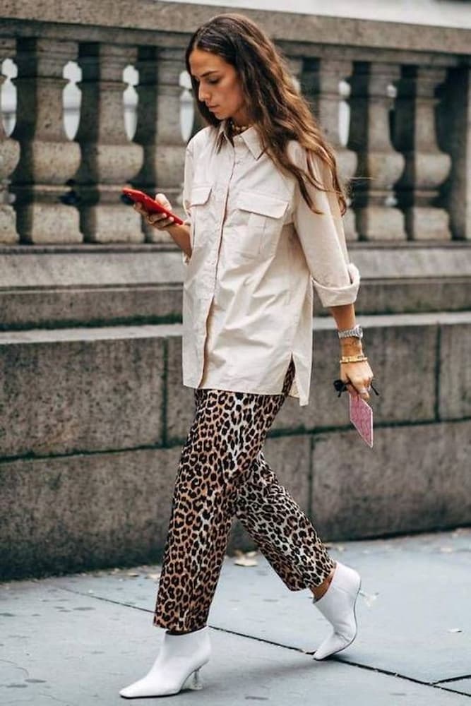 look com calça animal print e camisa ampla