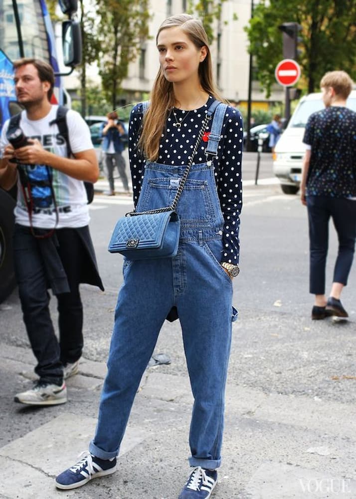 look com macacão e blusa de bolinhas 