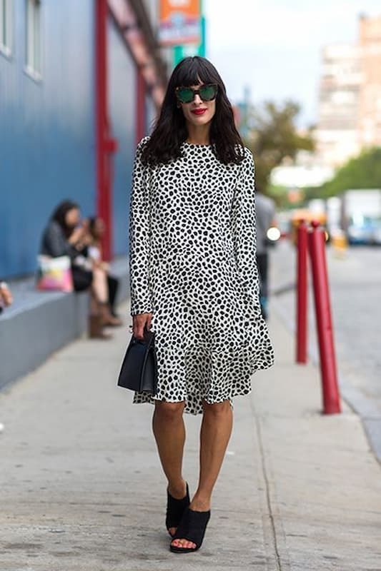 look com vestido de manga longa e sapato preto 