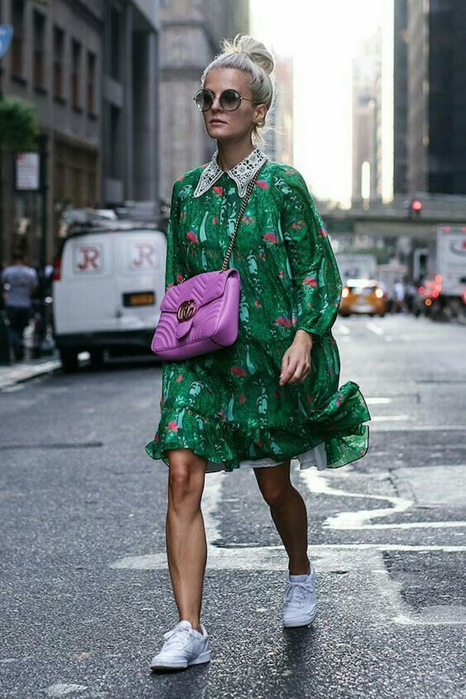 look com vestido de manga longa soltinho e tênis branco 