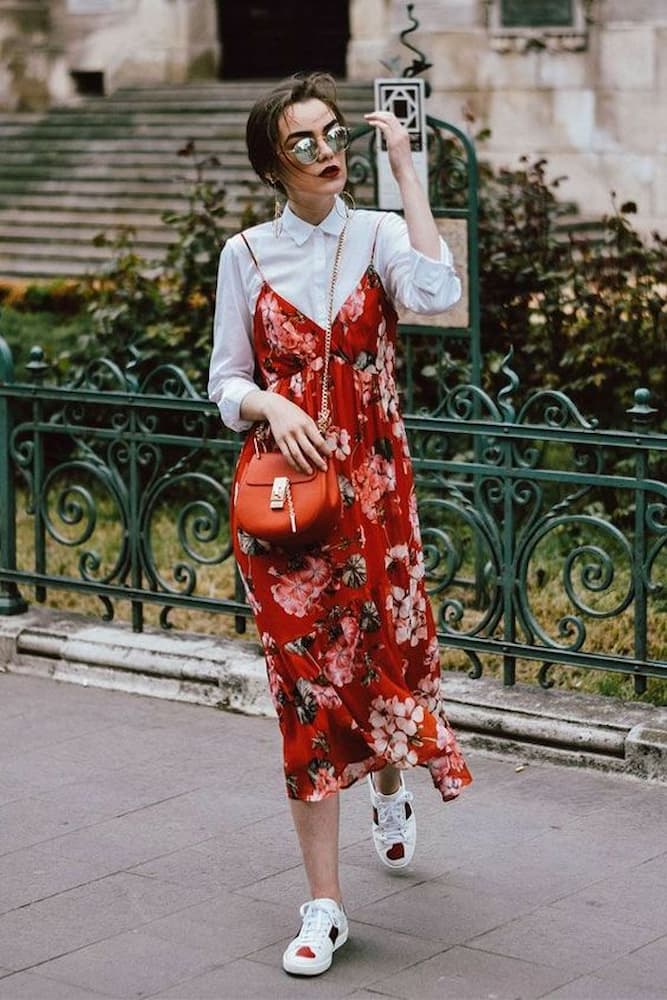 look com vestido floral com sobreposicao de camisa