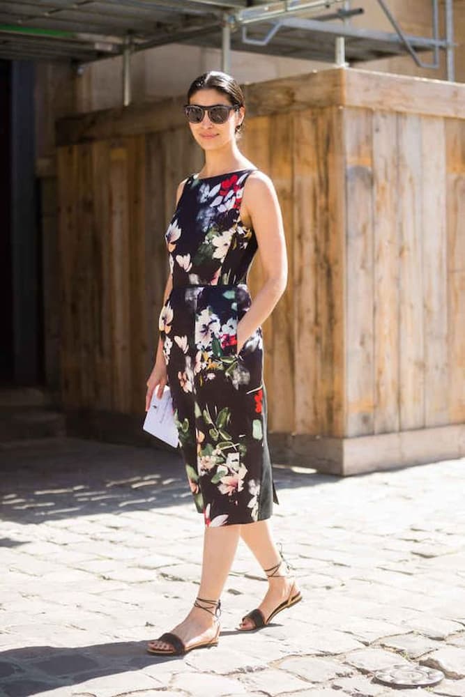 look com vestido floral midi e rasteirinha preta