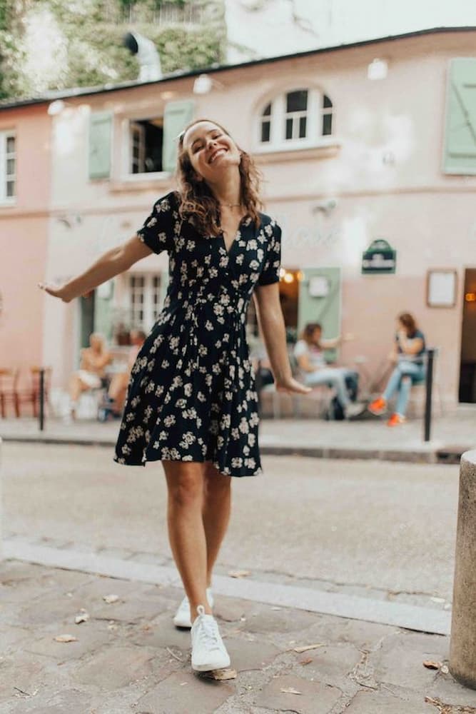 look com vestido florido curto preto e tênis branco 