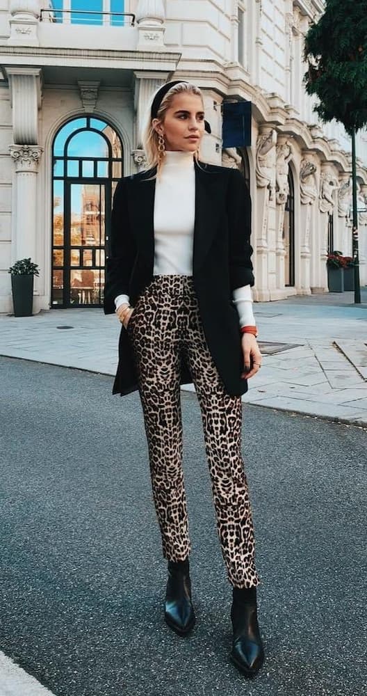 look para trabalhar com calça animal print e blazer preto 