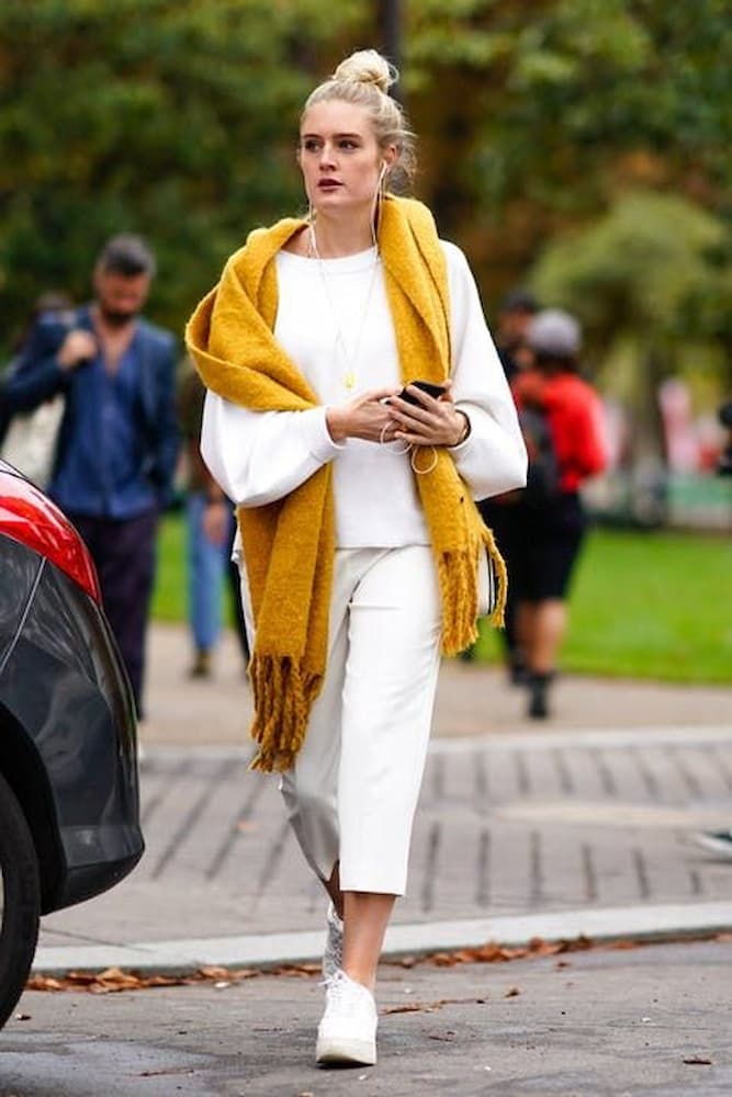 look todo branco com cachecol amarelo