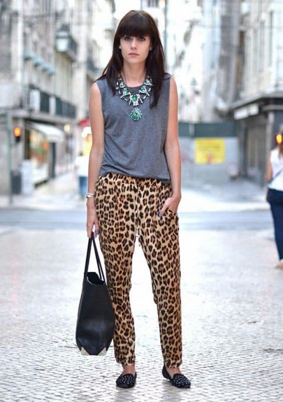 maxi colar para look com calça animal print e regata cinza 