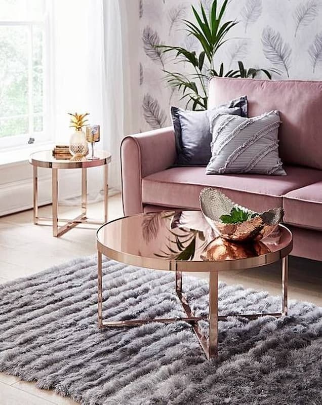 mesa de apoio rose gold para decoração de sala com tapete felpudo cinza