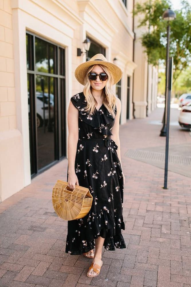 rasteirinha e chapéu de palha para look com vestido floral com fundo preto