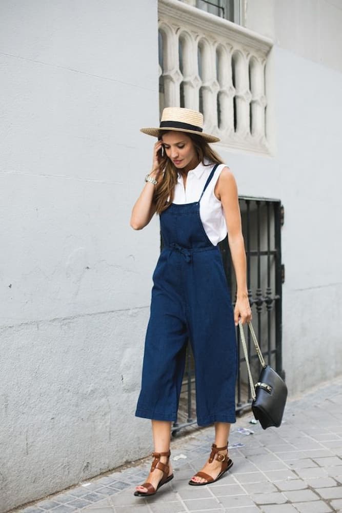 rasteirinha e chapéu para look com macacão no verão