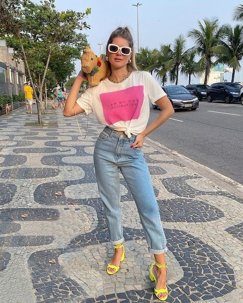 sandália amarela para look com camiseta e jeans mom 