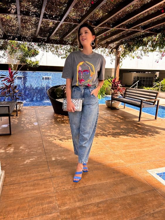 sandália azul para look com calça jeans e camiseta estampada 