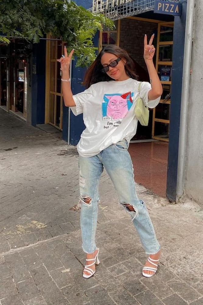 sandália branca para look com jeans destroyed e camiseta 