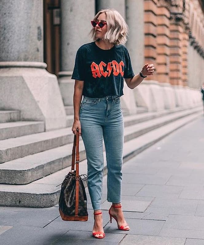 sandália de salto para look com jeans e camiseta de banda