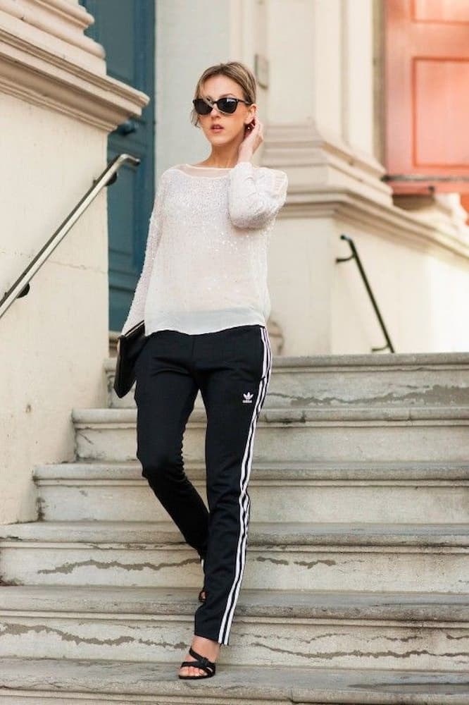 sandália preta para look com calça adidas e blusa delicada