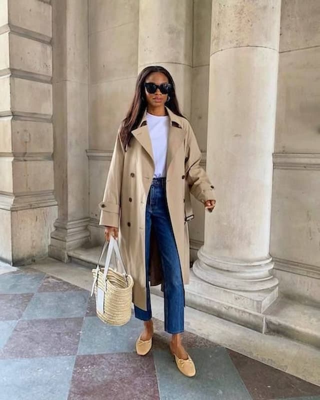 sapatilha para look com jeans camiseta branca e trench coat 