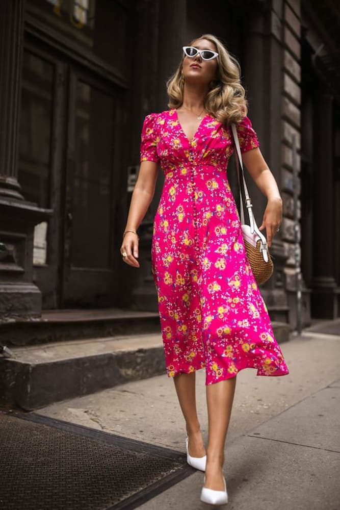 sapato branco para look com vestido floral rosa 