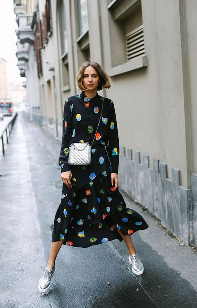 sapato metalizado para look com vestido de manga comprida midi estampado