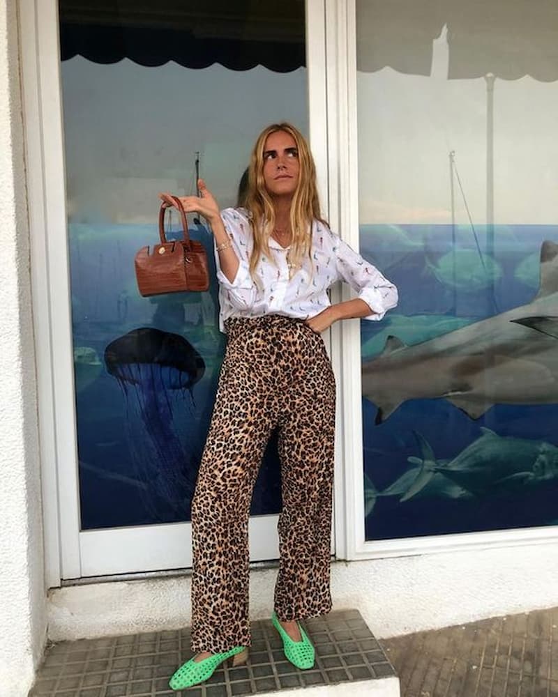 sapato verde para look com calça animal print e camisa branca