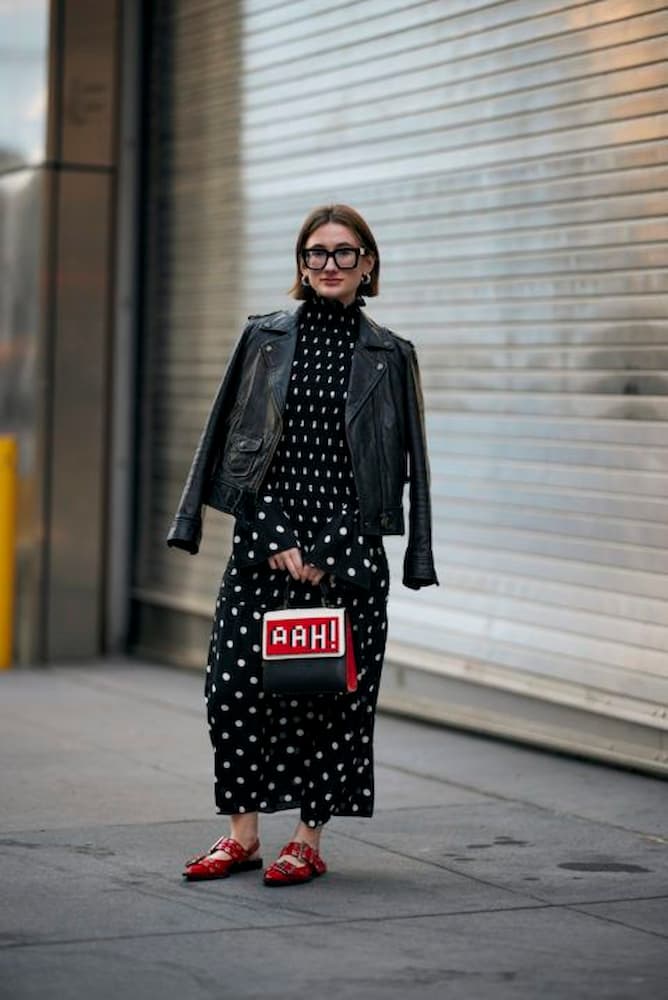 sapato vermelho para look com vestido de manga comprida e jaqueta de couro 