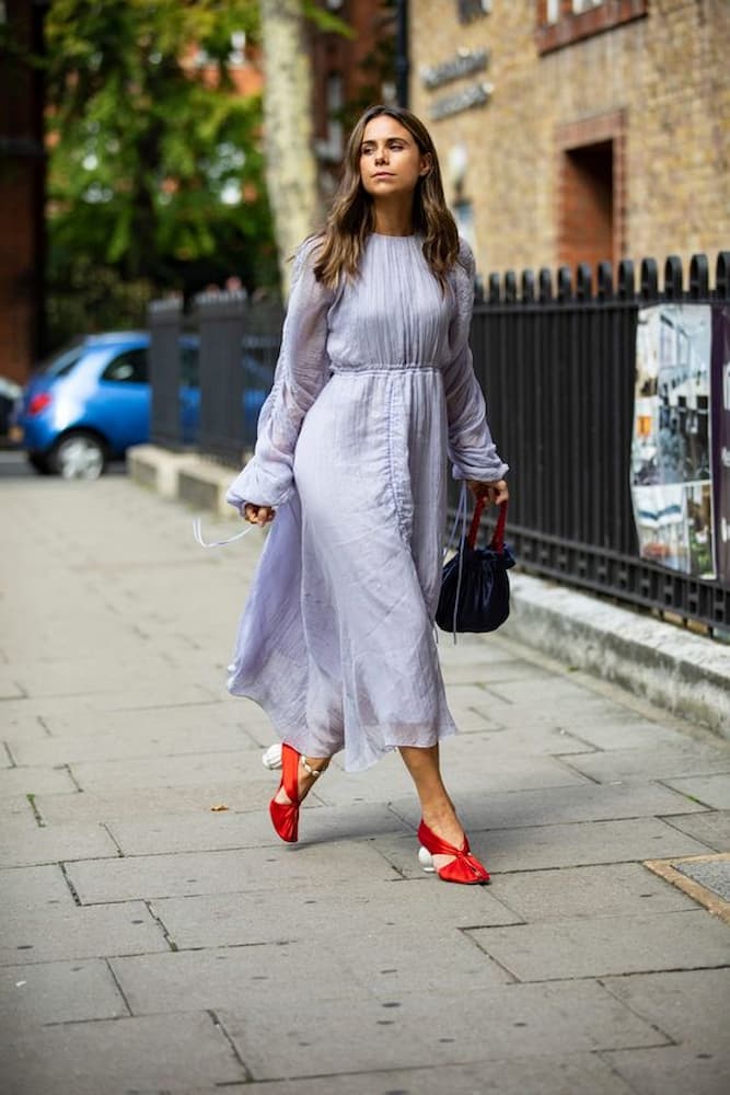 sapato vermelho para look com vestido de manga longa para trabalhar 