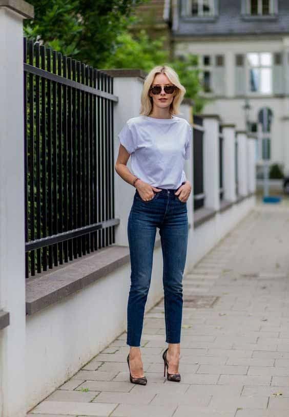 scarpin para look com calça jeans skinny e camiseta branca 