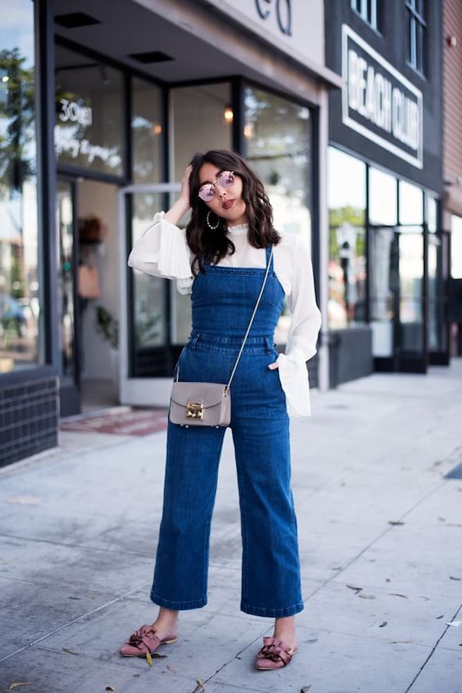 sobreposição para look com macacão e camisa branca 