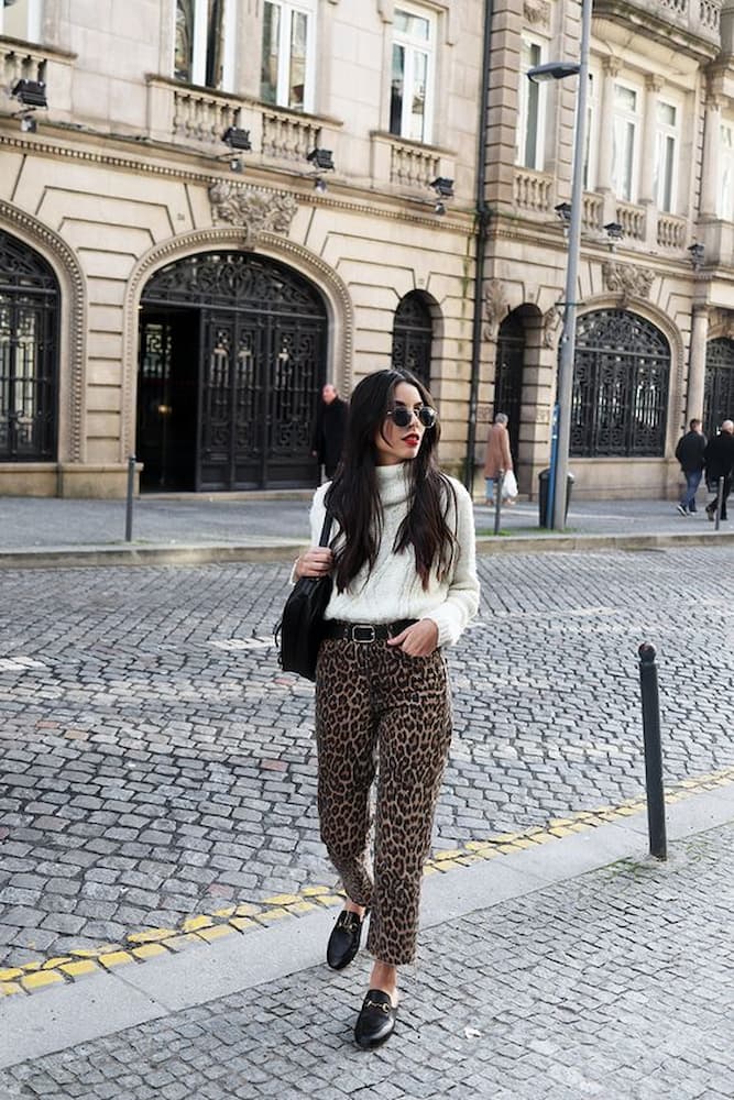 suéter branco para look com calça estampa animal print e loafer preto