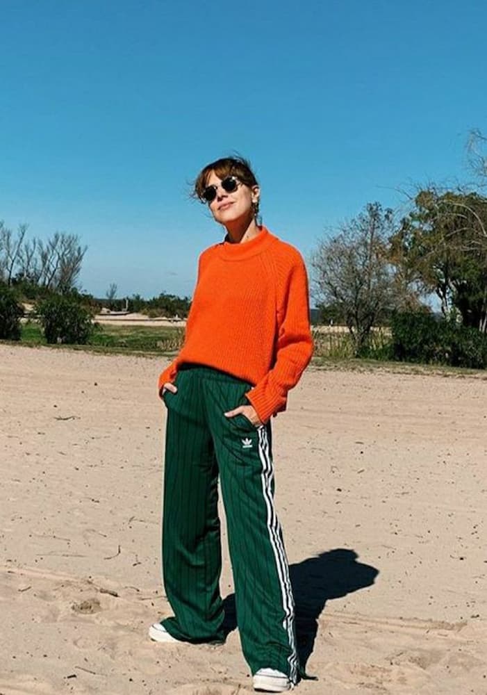 suéter laranja para look com calça adidas verde e tênis 